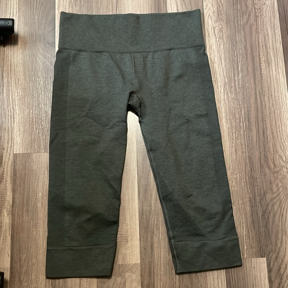 EUC Lululemon Seamlessly Street Crop Heathered Gator Green Size 8 15" - Picture 4 of 6